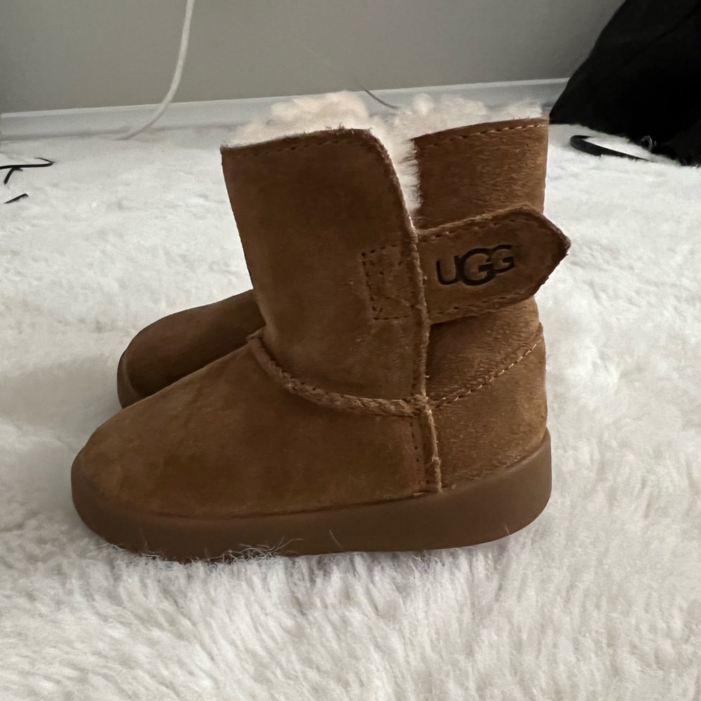 Ugg toddler boots size 4